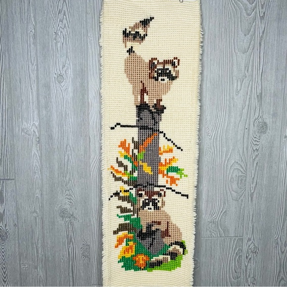 Vintage 1970 / 1980s Complete Latch Hook Rug Wall Hanging of Racoons boho retro - Picture 3 of 6